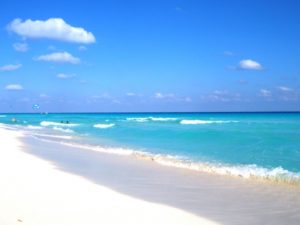 "泳がない水着"ラッシュガードに注目　ワンピースタイプも！