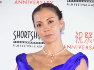 土屋アンナが娘の顔写真をアップ!第4子次女が天使と話題に