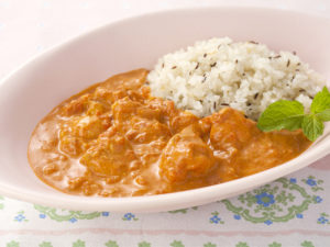 [土曜はナニする！？]コンビニ惣菜アレンジ・バターチキンカレー！